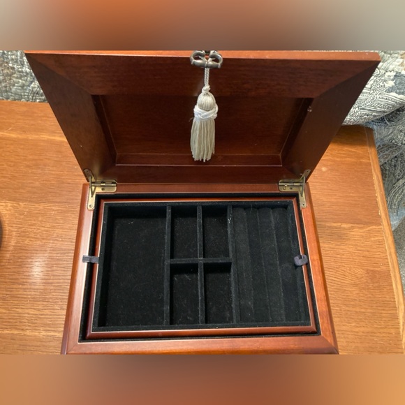 Vintage Bombay Co solid wood velvet lined jewelry box,removable tray,plays music - Picture 11 of 13
